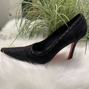 Black pointed close toe shoe
